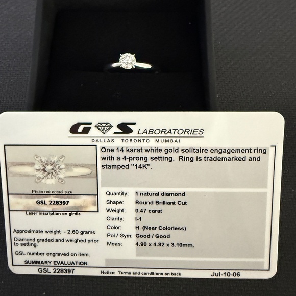 Engagement ring - Picture 3 of 8